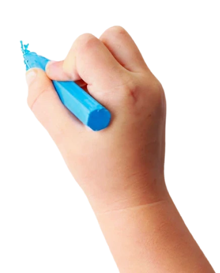 Mão segura um giz azul.