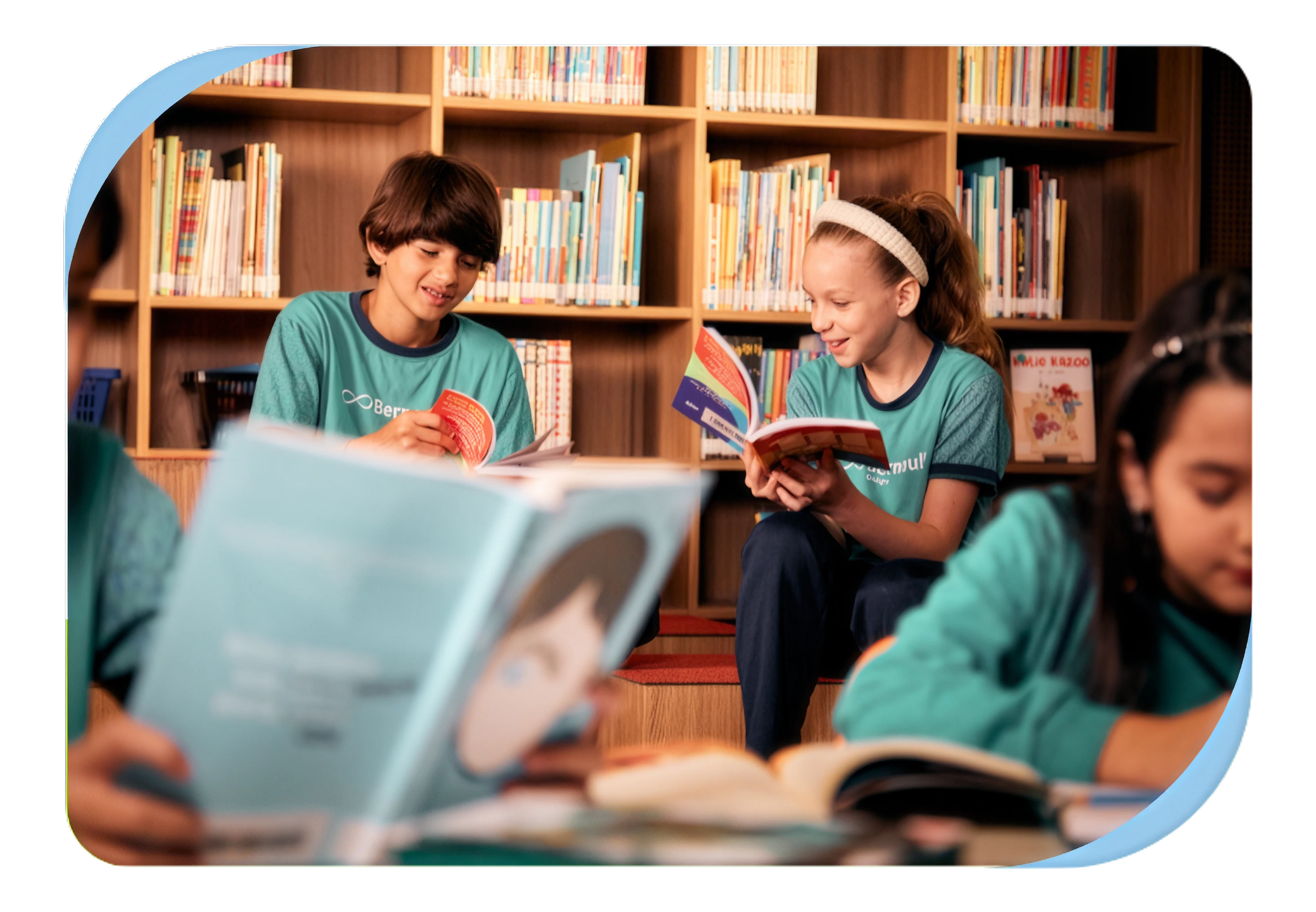 Alunos participam de uma atividade com livros no Centro de Ensino São José.