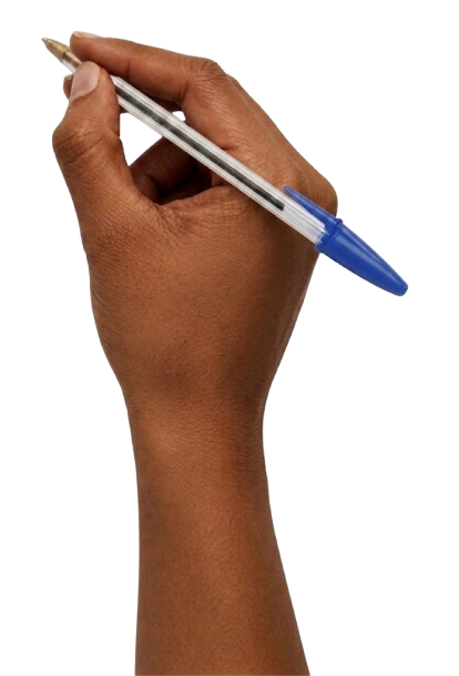 Mão segura uma caneta azul.
